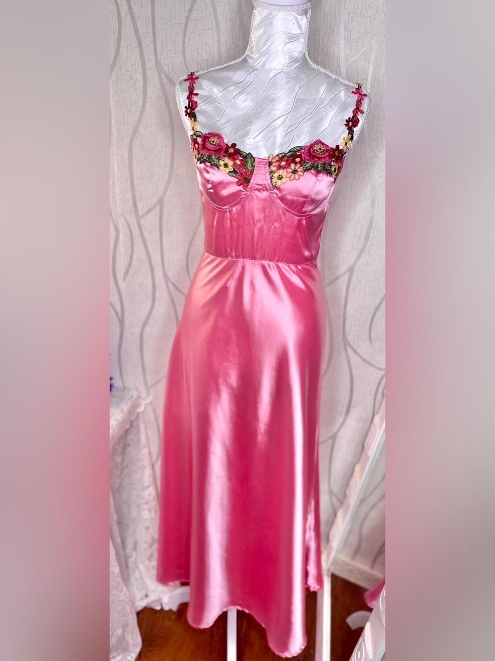 🎀🌷 Floral Embroidered Pink Satin Maxi Dress 🌷🎀 NWOT